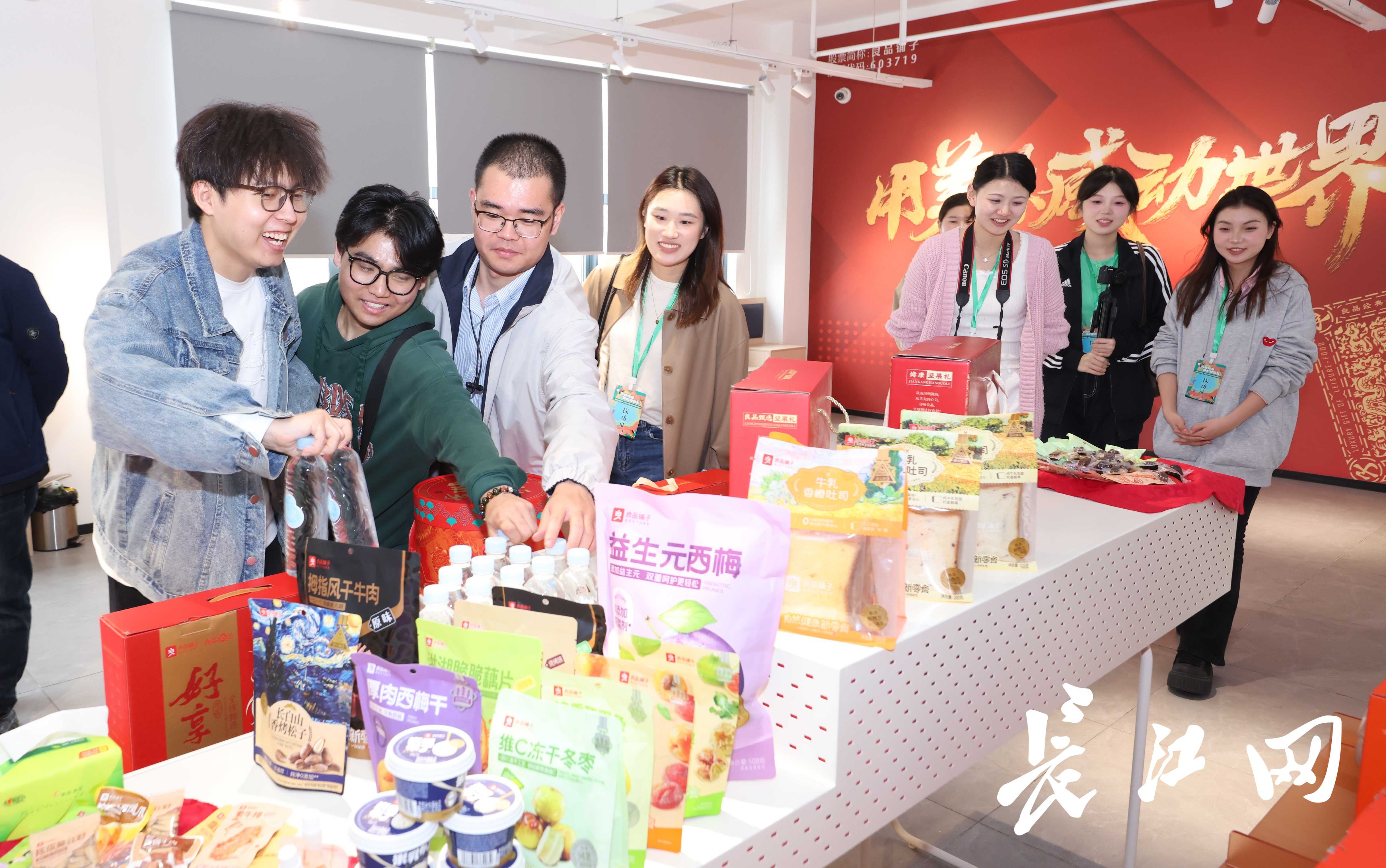 日均发货20万单背后的智慧与甜蜜——全国大学生社会实践团探访良品铺子智能物流与黄骅冬枣的故事